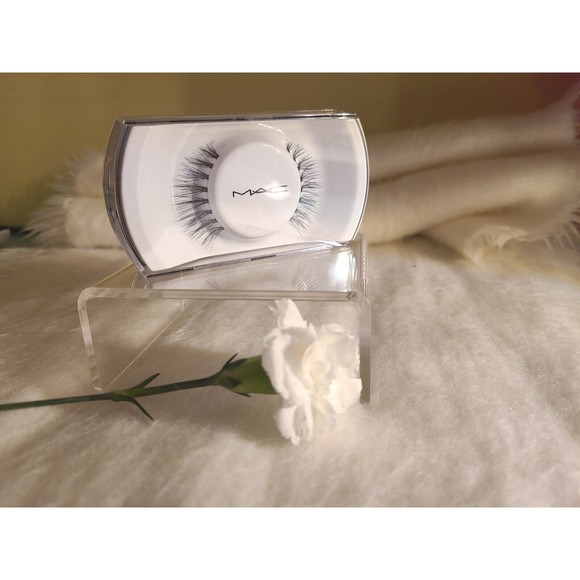 New MAC Cosmetics | False Eyelashes | A90 | Charmer Lash | 81 - Picture 4 of 6